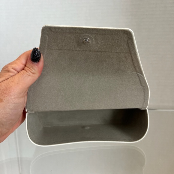 Michael Kors Glasses/Sunglasses Case Off White case only no glasses - Picture 3 of 3